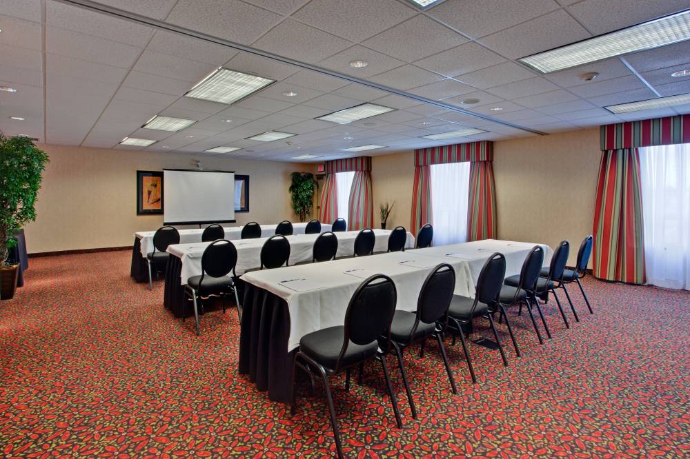 Holiday Inn Exp Stes Airdrie 7