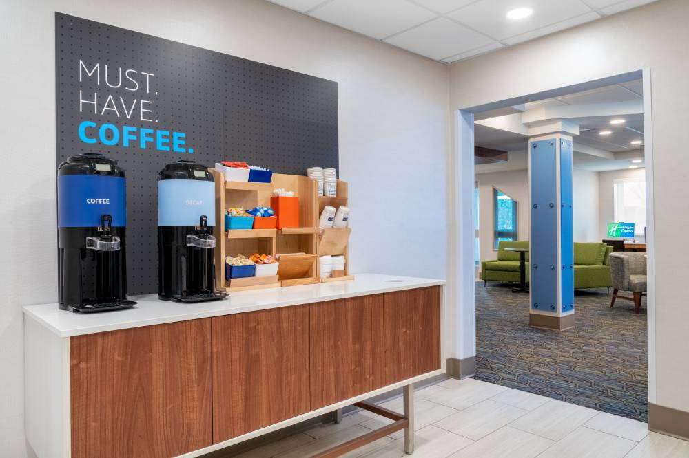 Holiday Inn Exp Stes Airport 2