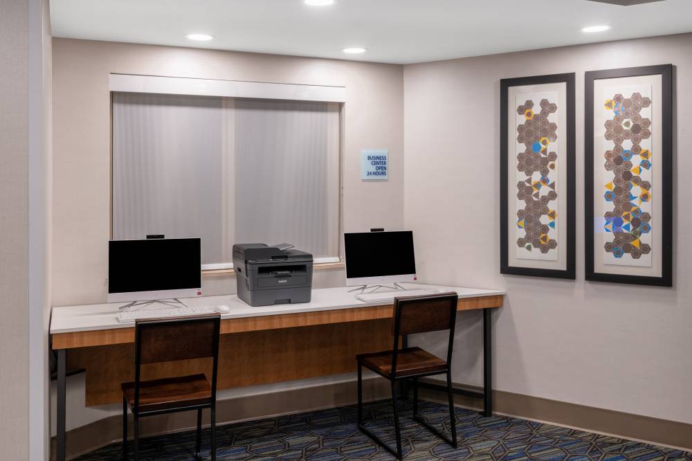Holiday Inn Exp Stes Airport 4