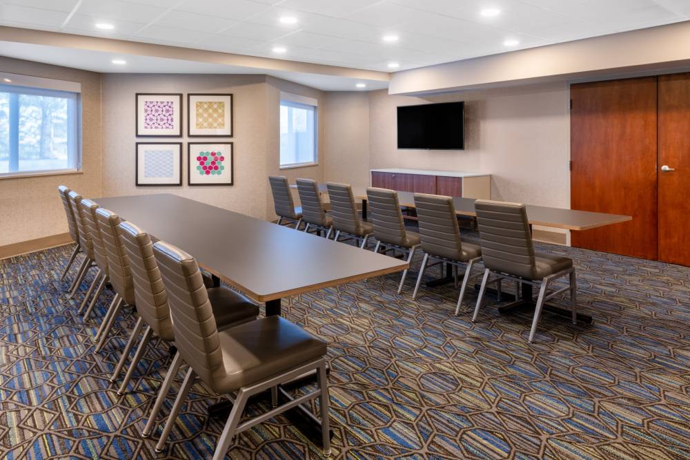 Holiday Inn Exp Stes Airport 10