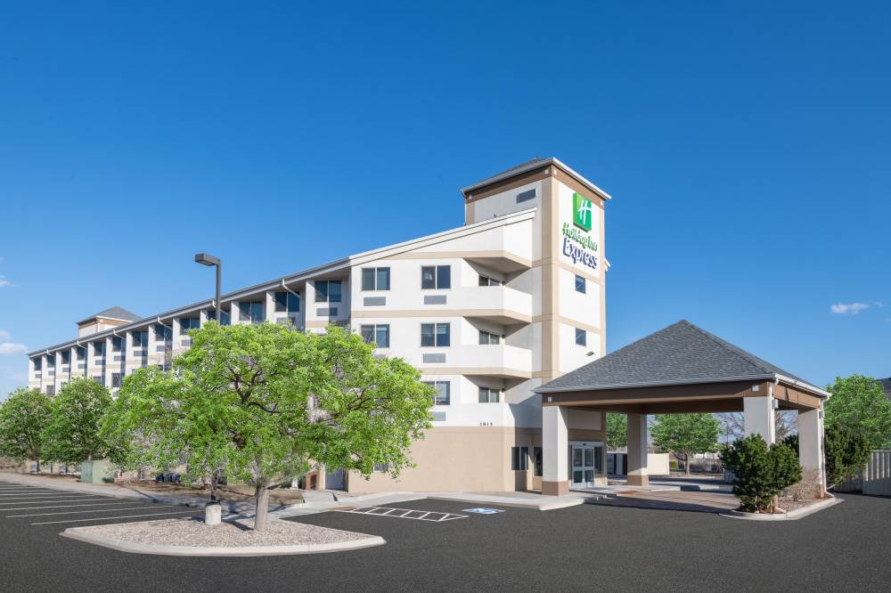 Holiday Inn Exp Stes Airport 8
