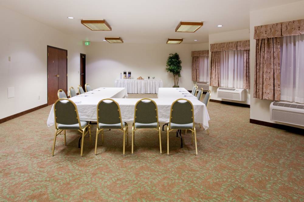 Holiday Inn Exp Stes Airport 9