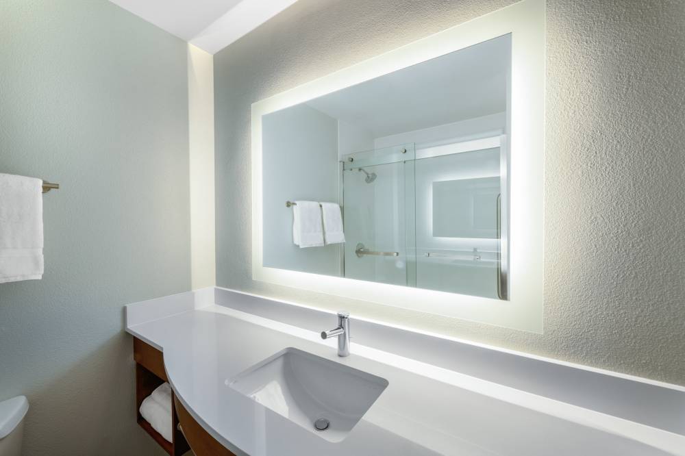 Holiday Inn Exp Stes Airport 6