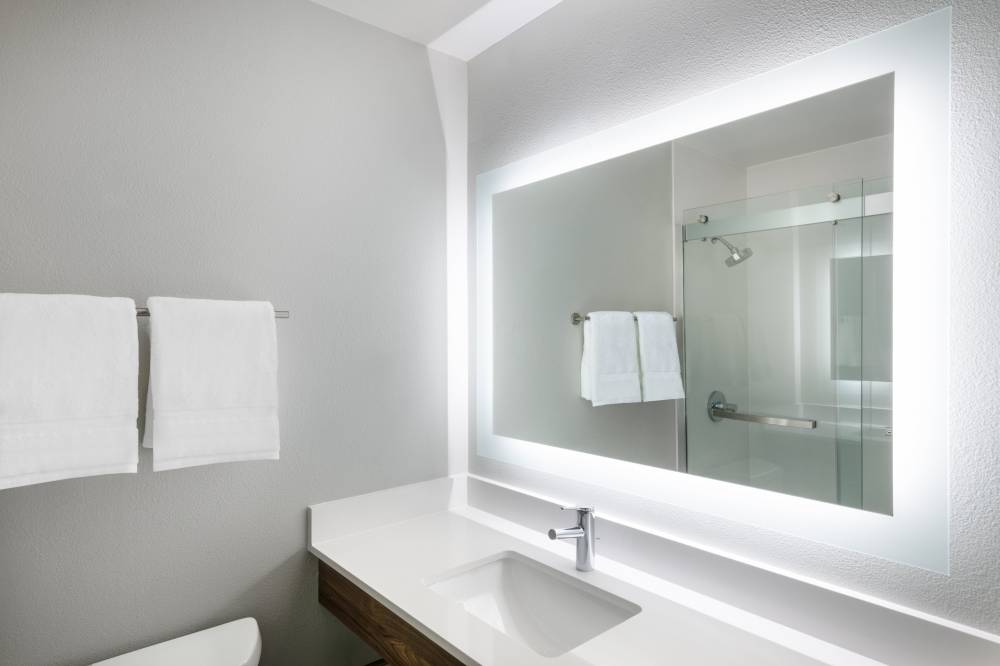 Holiday Inn Exp Stes Airport 5