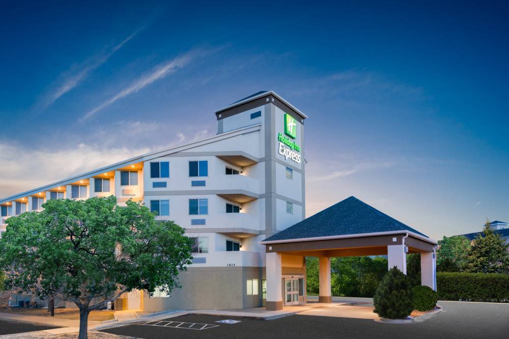 Holiday Inn Exp Stes Airport 7
