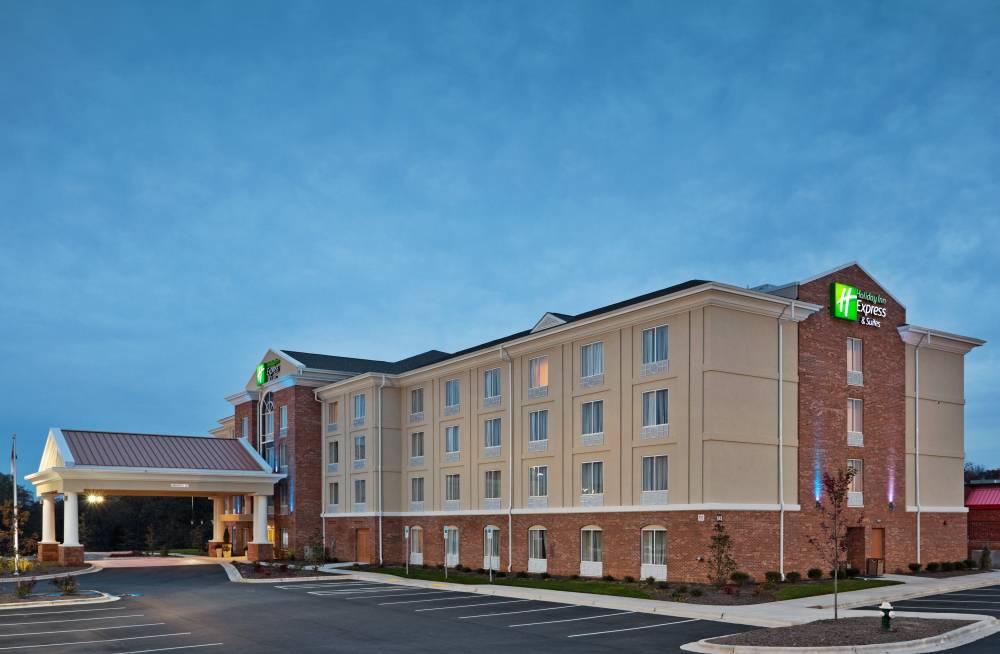 Holiday Inn Exp Stes Airport 8