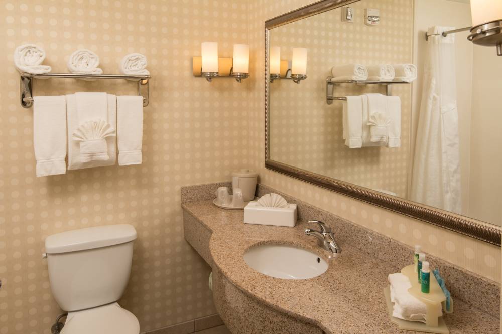 Holiday Inn Exp Stes Airport 3