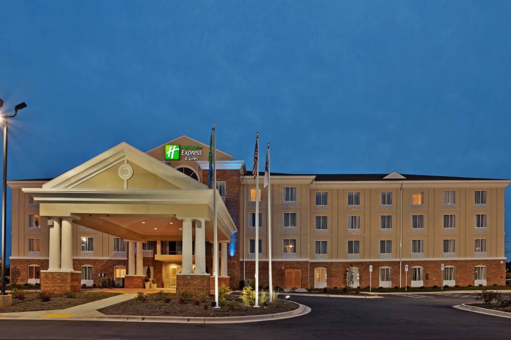 Holiday Inn Exp Stes Airport 7