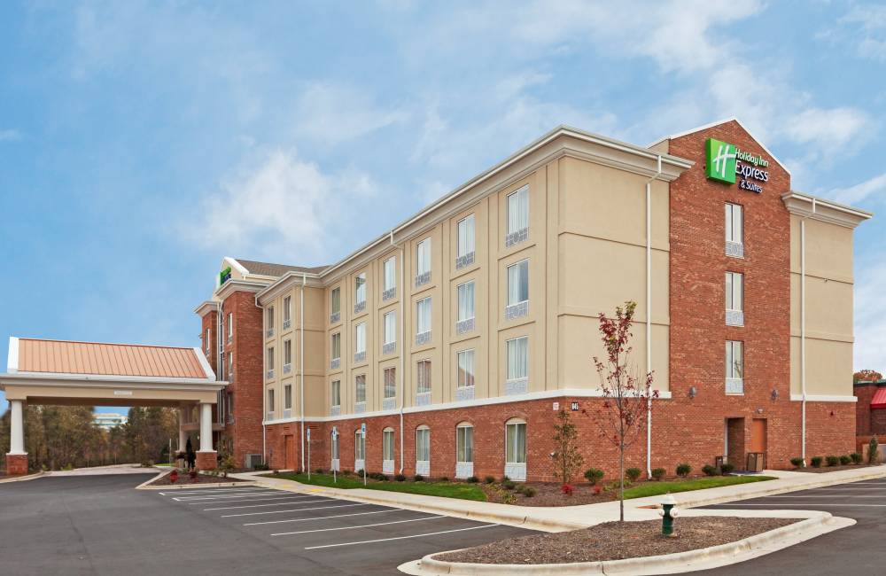 Holiday Inn Exp Stes Airport 6