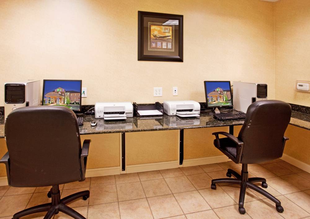 Check email, print and scan in the 24-hour busines