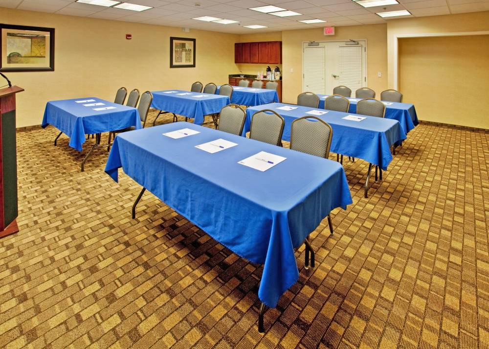 Holiday Inn Exp Stes Airport 4