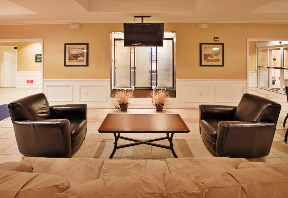 Holiday Inn Exp Stes Airport 5