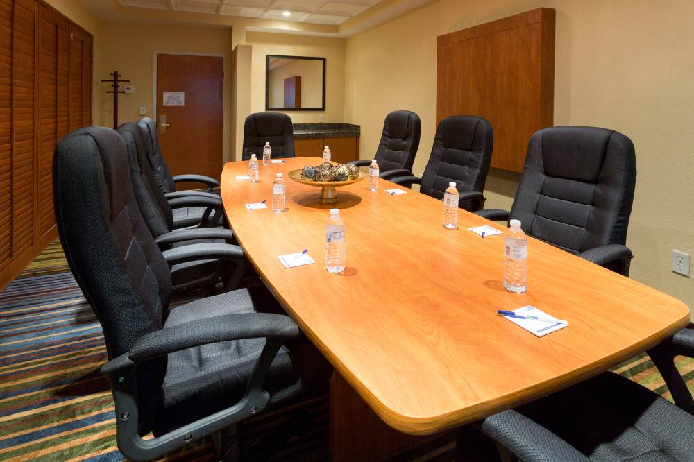 Holiday Inn Exp Stes Airport 4