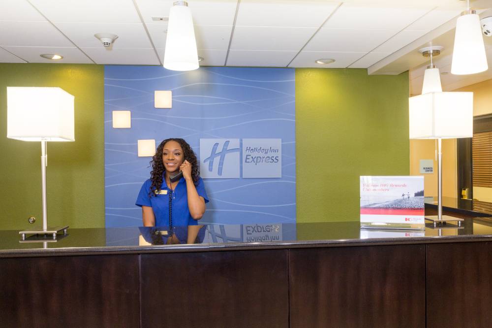 Holiday Inn Exp Stes Airport 7