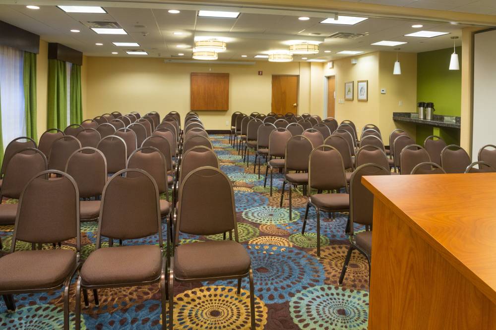 Holiday Inn Exp Stes Airport 6