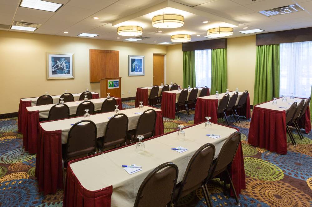 Holiday Inn Exp Stes Airport 5