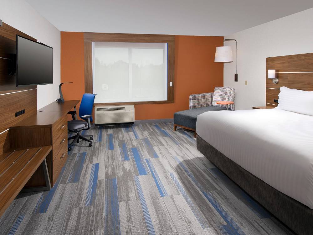 Holiday Inn Exp Stes Airport 6
