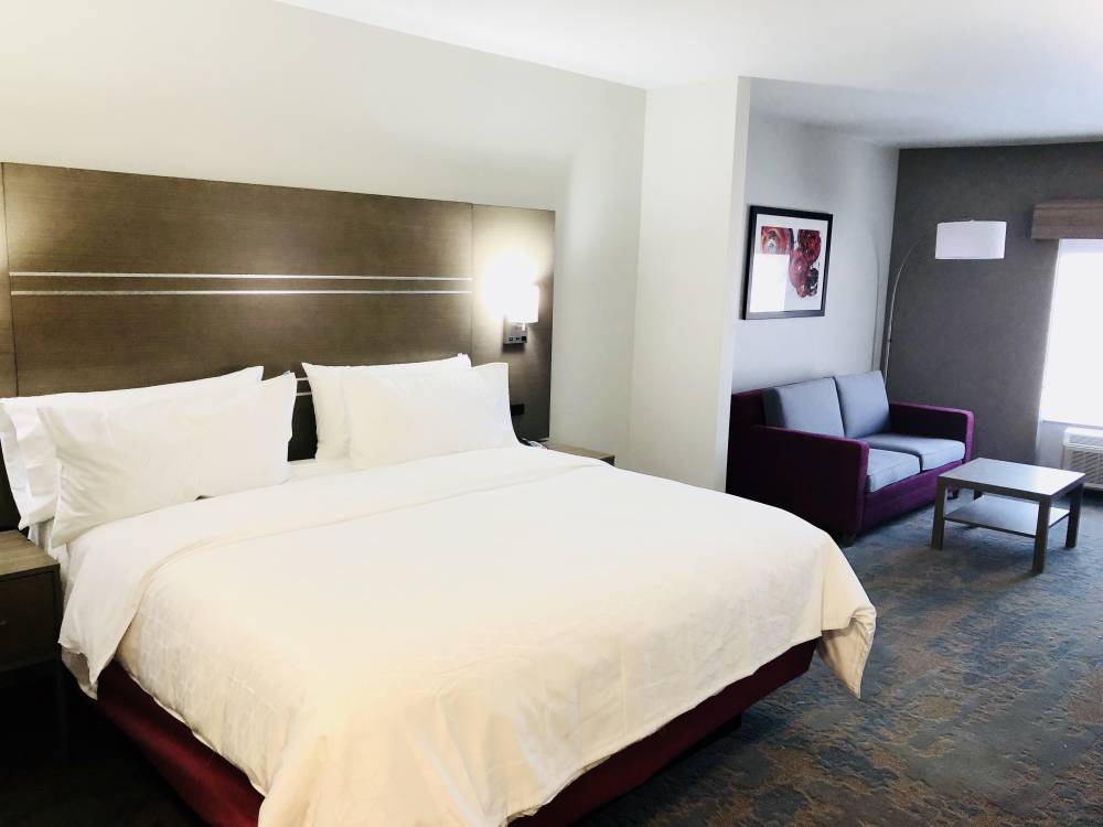 Holiday Inn Exp Stes Airport 5