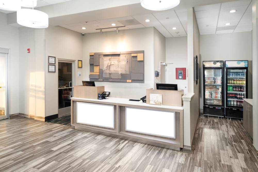 Holiday Inn Exp Stes Airport 3