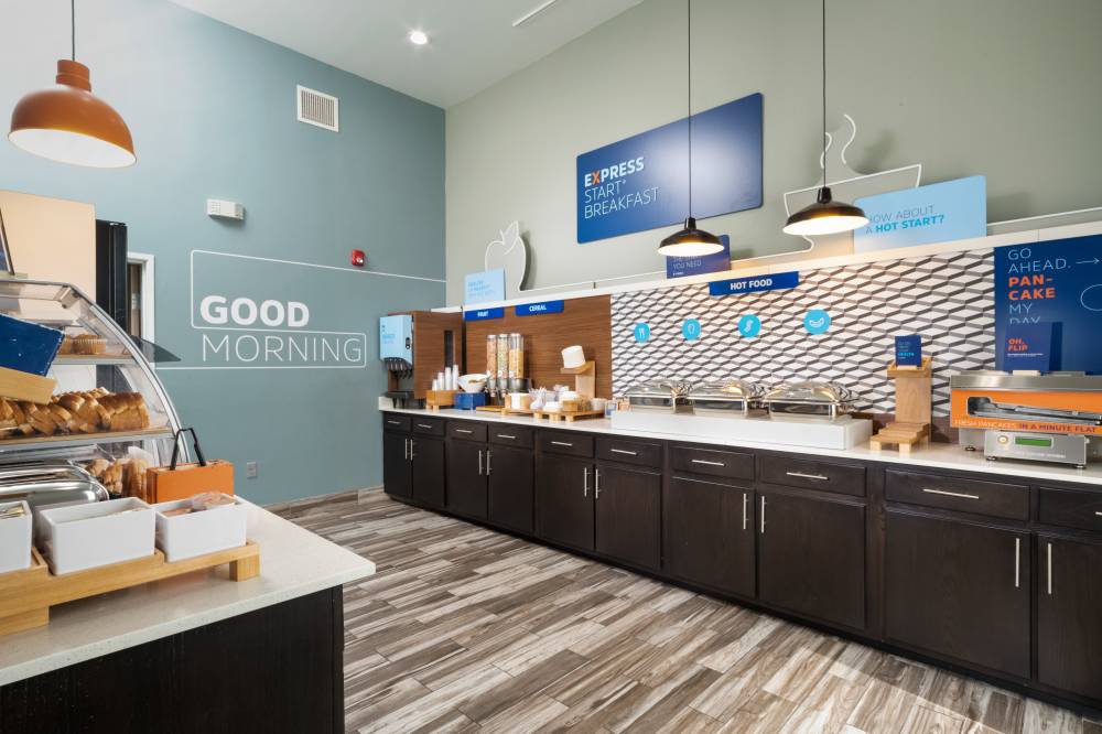 Holiday Inn Exp Stes Airport 4