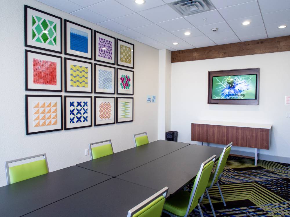 Holiday Inn Exp Stes Airport 7