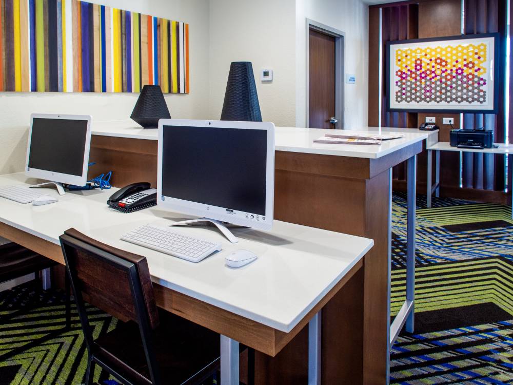 Holiday Inn Exp Stes Airport 2