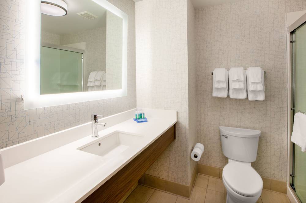 Holiday Inn Exp Stes Airport 3