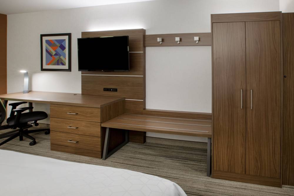 Holiday Inn Exp Stes Airport 4