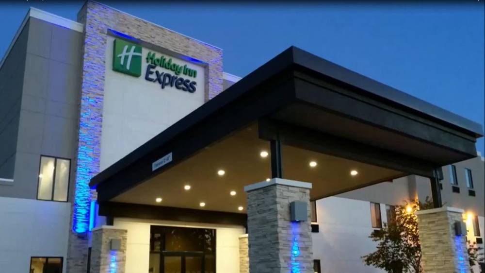 Holiday Inn Exp Stes Airport 6