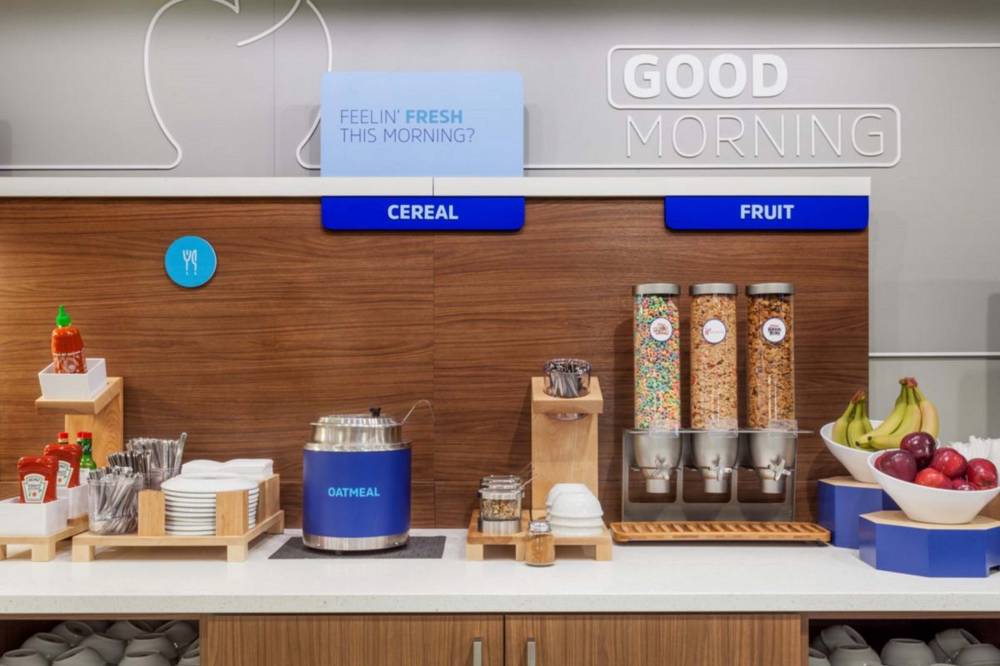 Holiday Inn Exp Stes Airport 10