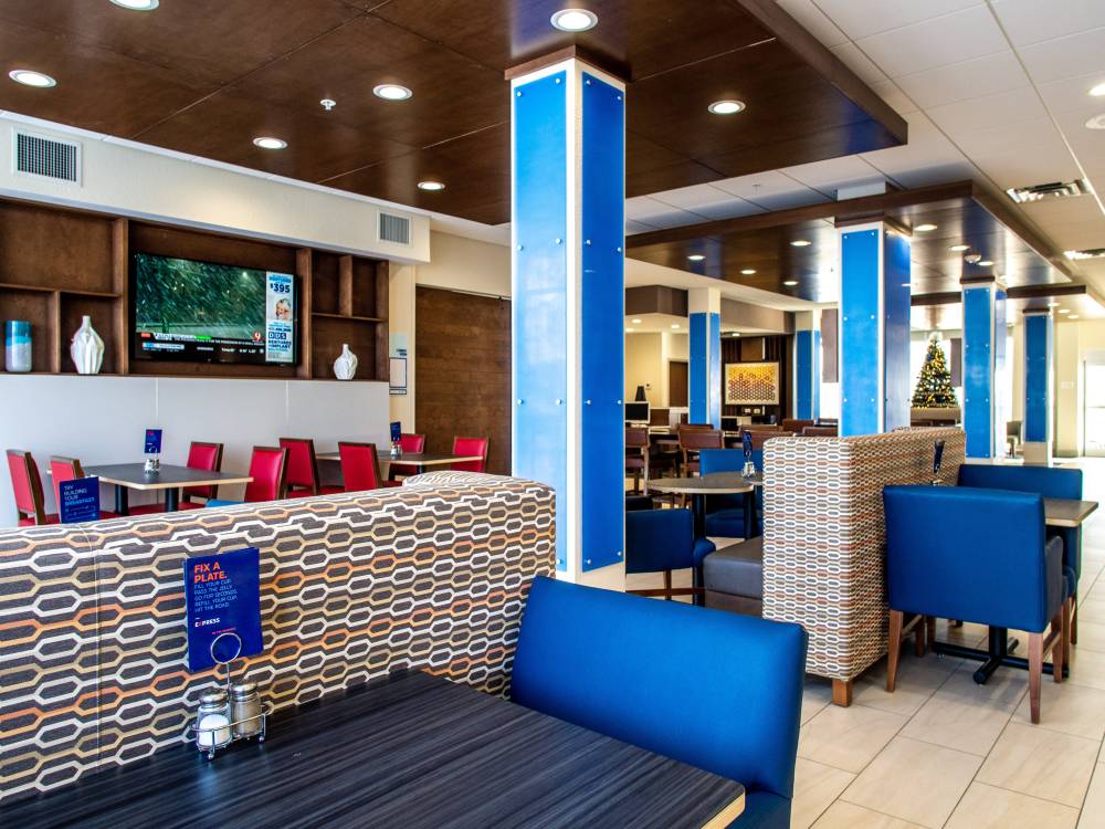 Holiday Inn Exp Stes Airport 8