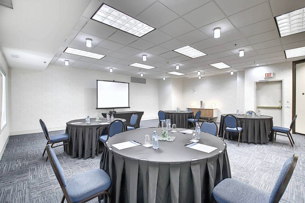 Holiday Inn Exp Stes Airport 10