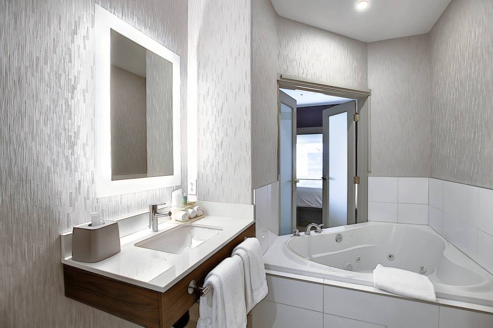 Holiday Inn Exp Stes Airport 4