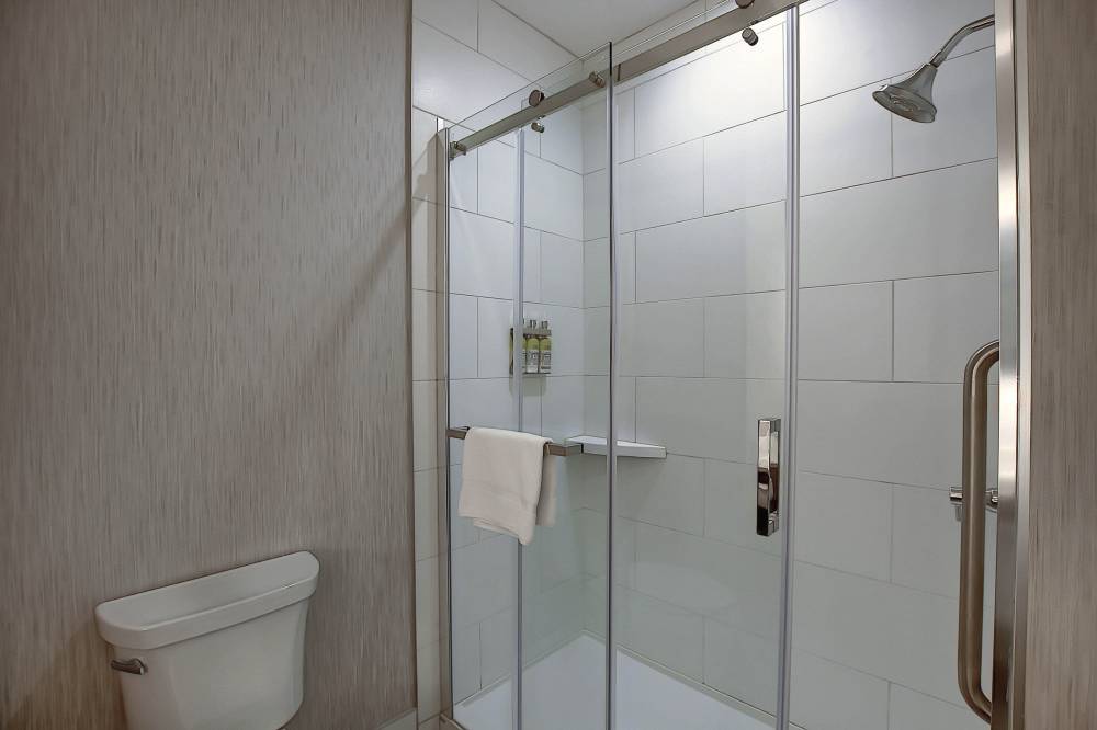 Holiday Inn Exp Stes Airport 3