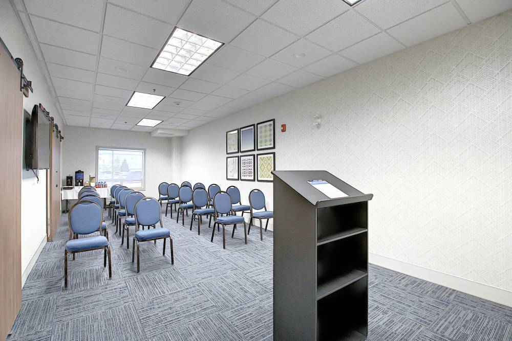 Holiday Inn Exp Stes Airport 7