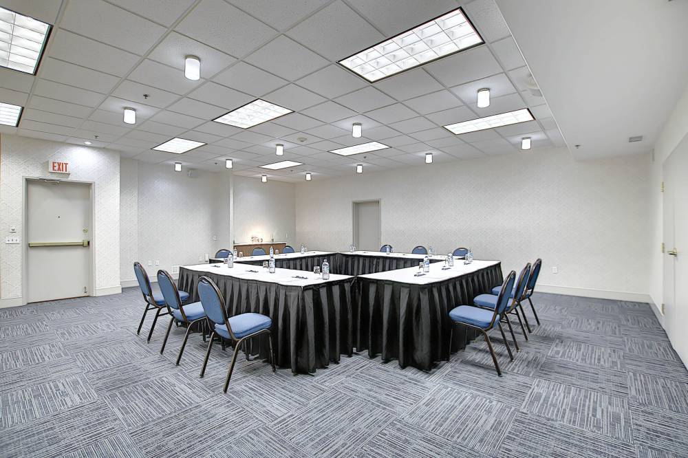 Holiday Inn Exp Stes Airport 8