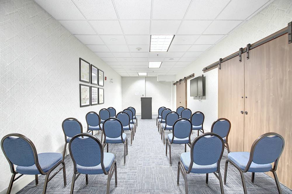 Holiday Inn Exp Stes Airport 9