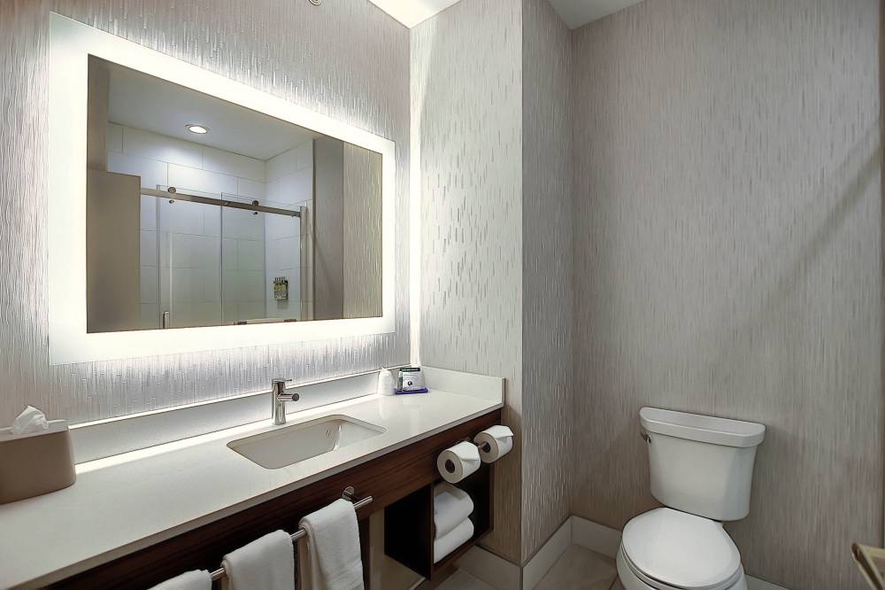 Holiday Inn Exp Stes Airport 2