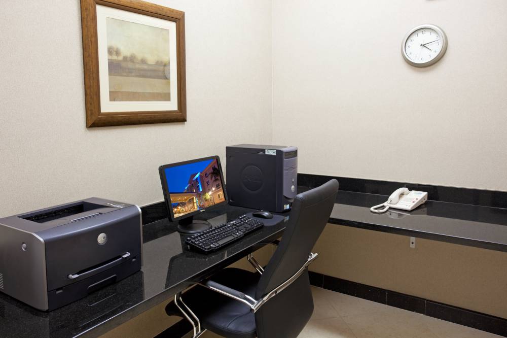Holiday Inn Exp Stes Apt Hawth 2