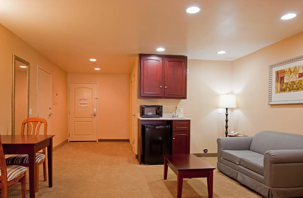 Holiday Inn Exp Stes Apt Hawth 5