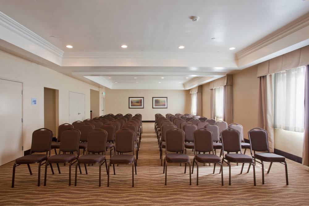 Holiday Inn Exp Stes Apt Hawth 10