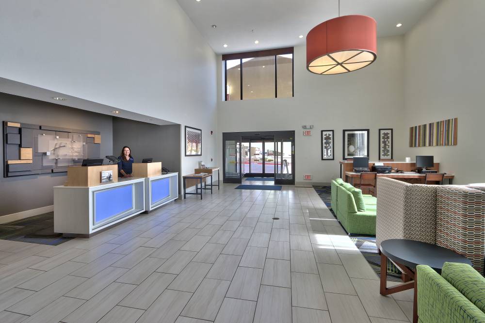 Holiday Inn Exp Stes Balloon 9