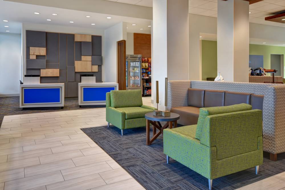 Holiday Inn Exp Stes Beach 4