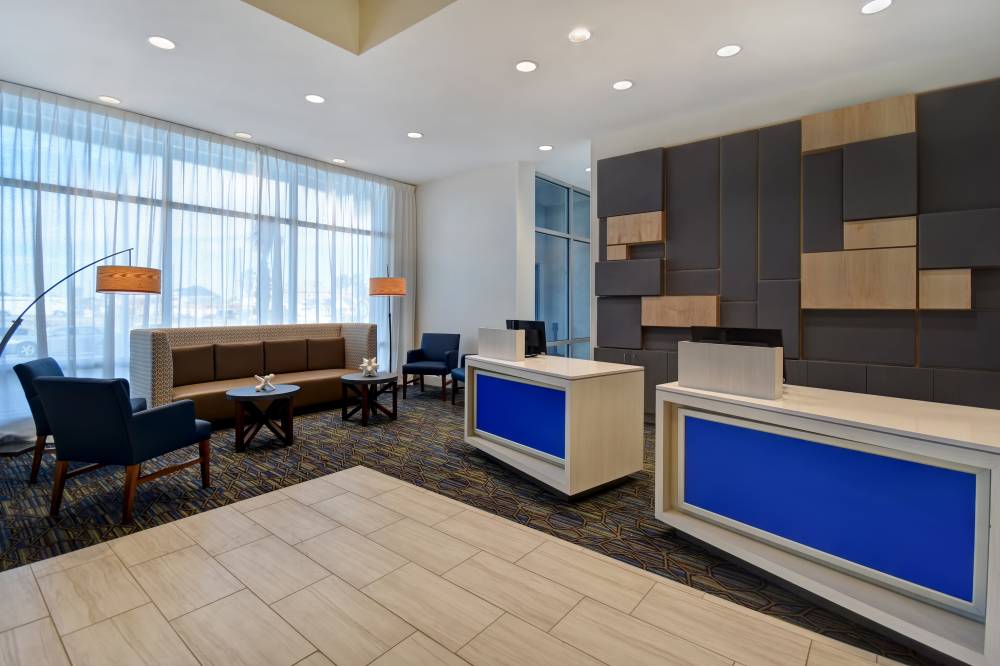 Holiday Inn Exp Stes Beach 6
