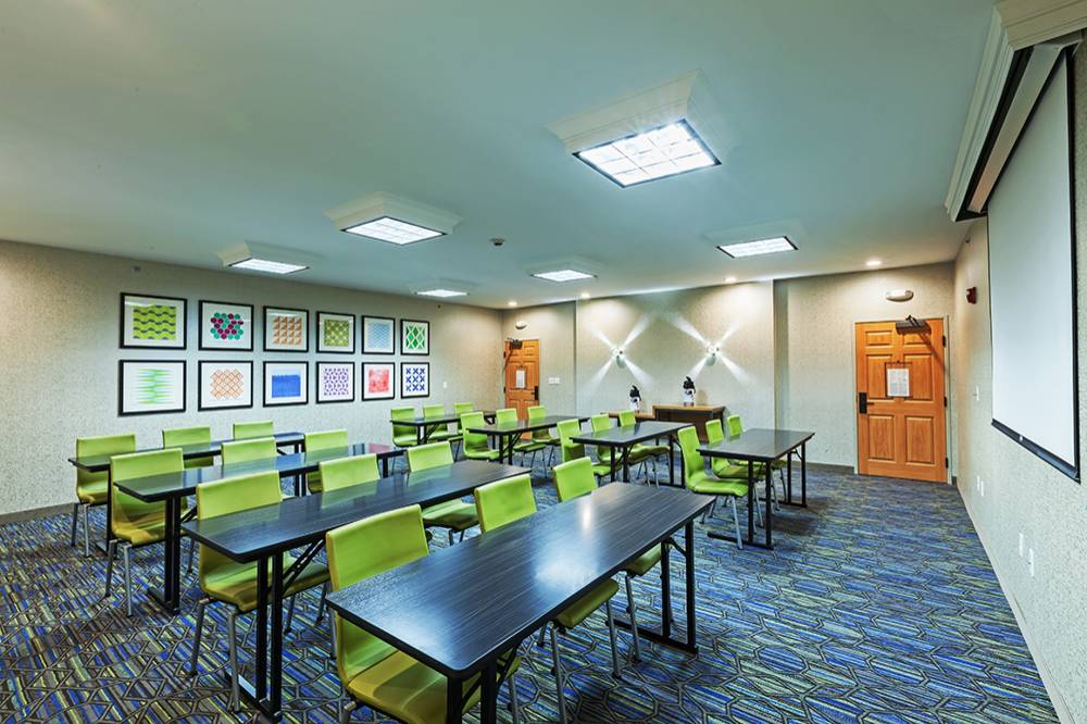 Holiday Inn Exp Stes Broken Arrow 9
