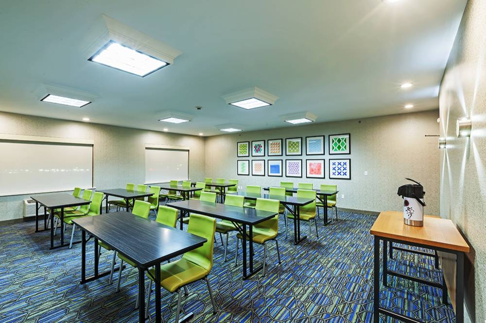 Holiday Inn Exp Stes Broken Arrow 10