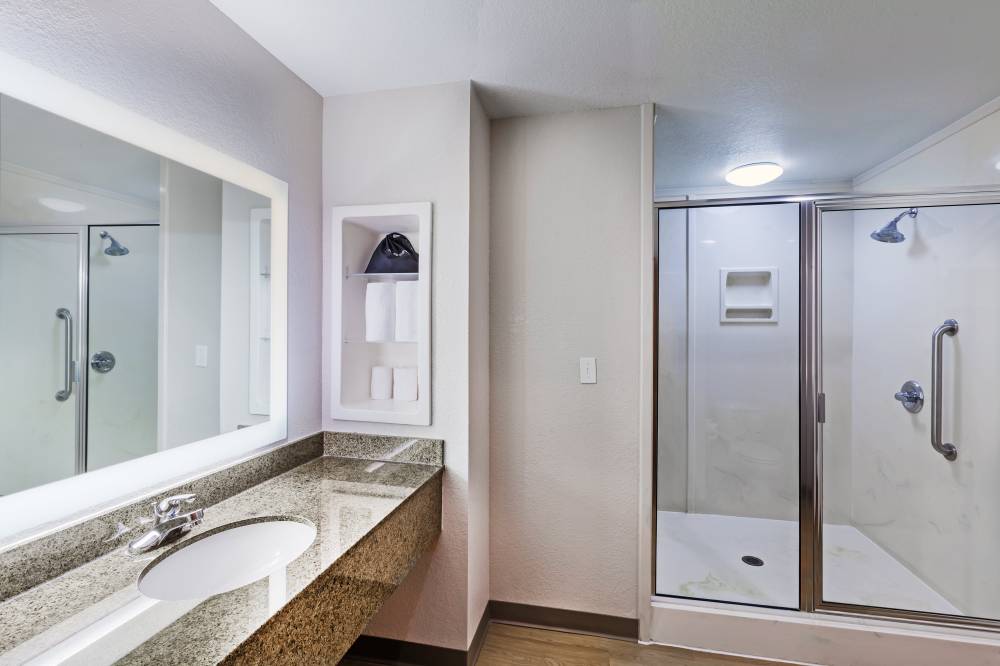 Holiday Inn Exp Stes Broken Arrow 3