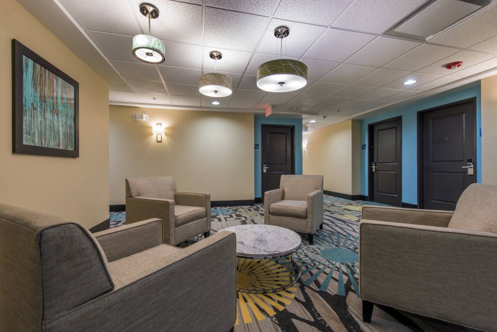 Holiday Inn Exp Stes Central 9