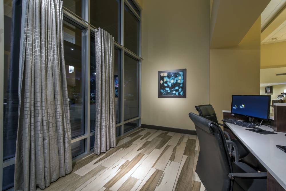 Holiday Inn Exp Stes Central 2