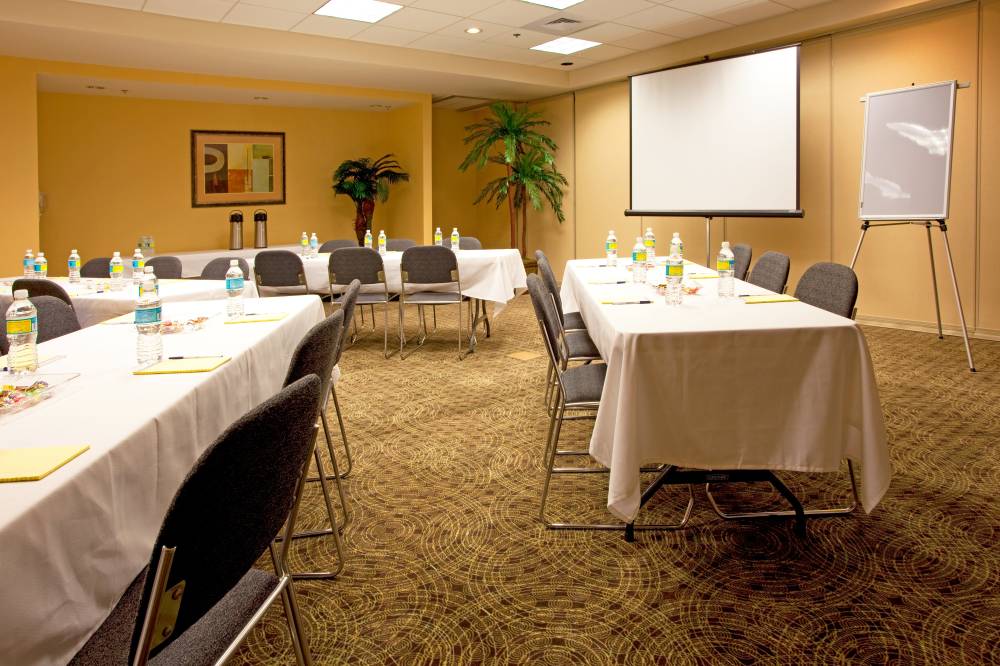 Holiday Inn Exp Stes Chaffee 4